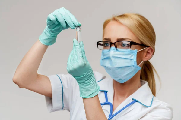 Salud médico trabajador mujer sosteniendo tubo con vacuna —  Fotos de Stock