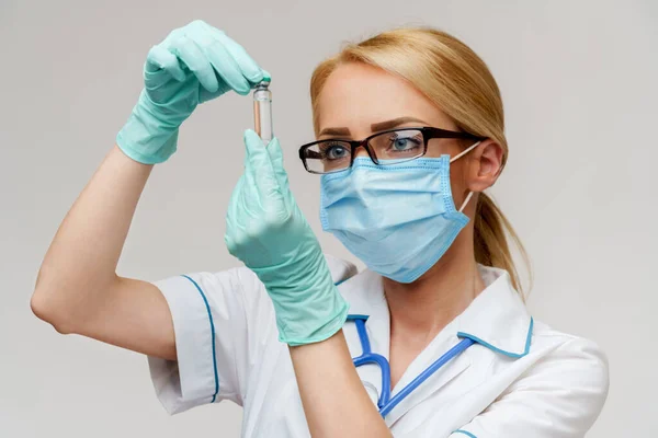 Gezondheidswerker vrouw met tube met vaccin — Stockfoto