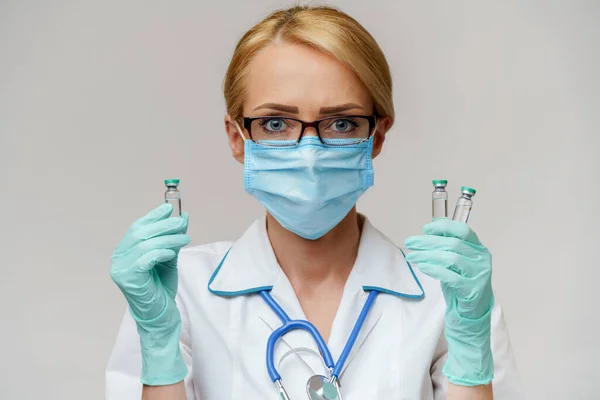 Salud médico trabajador mujer sosteniendo tubo con vacuna —  Fotos de Stock