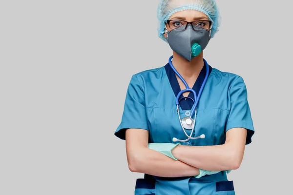 보호용 마스크를 착용하고 밝은 회색 배경 위에 유액 장갑을 낀 청진기를 착용 한 여의사 — 스톡 사진