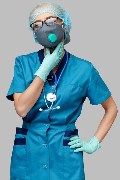 Enfermeira médica mulher usando máscara protetora e luvas de borracha ou látex doença do pescoço — Fotografia de Stock