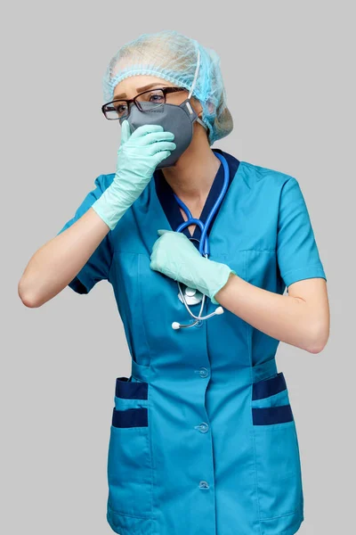 Läkare sjuksköterska kvinna bär skyddsmask och gummi eller latex handskar - hosta — Stockfoto