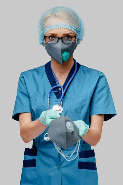 Sztetoszkópos női orvos védőmaszkkal és latex kesztyűvel világosszürke háttér felett — Stock Fotó