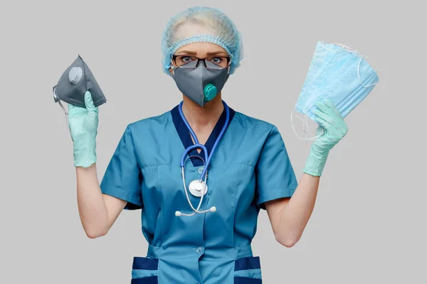带听诊器的女医生，戴着防护面罩和乳胶手套，罩在浅灰的背景上 — 图库照片