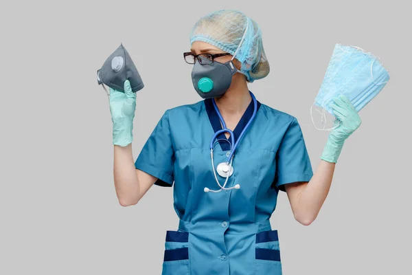 Жінка-лікар зі стетоскопом у захисній масці та латексних рукавичках на світло-сірому фоні — стокове фото