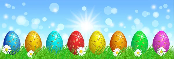 Huevos de Pascua con adorno dorado de pie en la hierba contra el cielo y — Archivo Imágenes Vectoriales