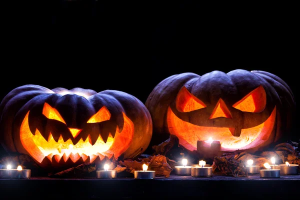 Halloween pompoen in het donker — Stockfoto