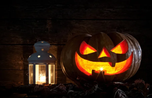 Calabaza de Halloween en la oscuridad — Foto de Stock