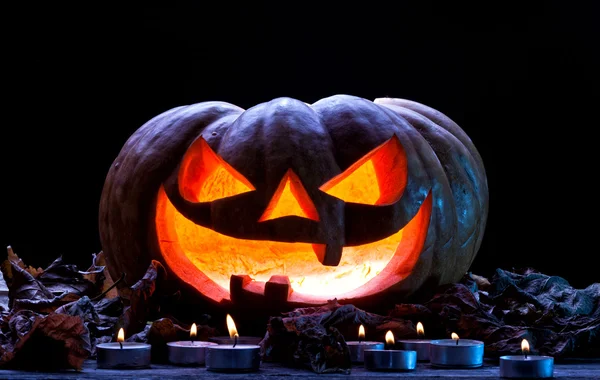 Calabaza de Halloween en la oscuridad — Foto de Stock