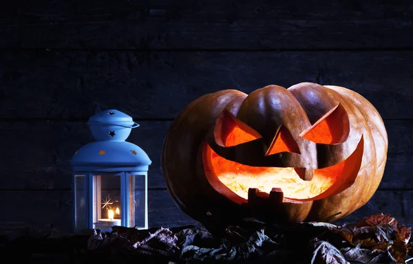 Halloween pompoen in het donker — Stockfoto