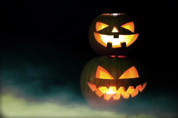 Calabaza de Halloween en la oscuridad — Foto de Stock