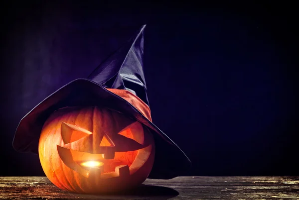 Calabaza de Halloween en la oscuridad — Foto de Stock