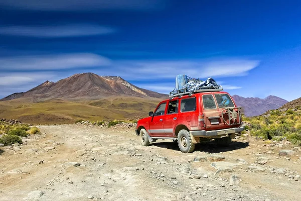 Offroad-Auto in der Wüste — Stockfoto
