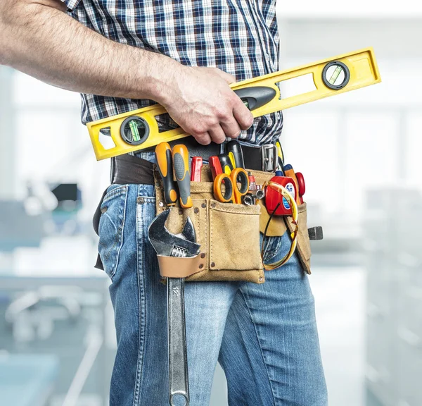 Handwerker mit Wasserwaage — Stockfoto