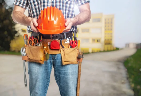 Handyman håll hjälm — Stockfoto