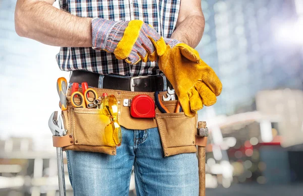 Handyman bär handskar — Stockfoto