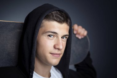 kaykay ile boy gülümseyerek