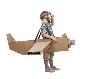Çocuk karton uçak ile