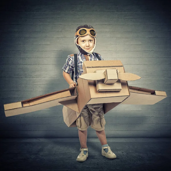 Niño con avión de cartón — Foto de Stock