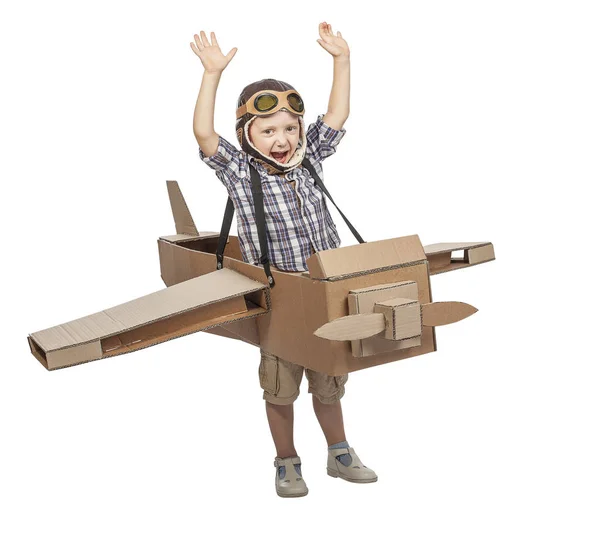 Enfant avec avion en carton — Photo