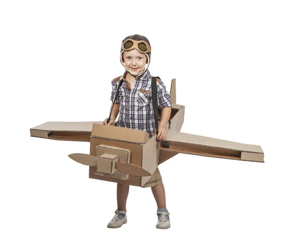 Çocuk karton uçak ile — Stok fotoğraf