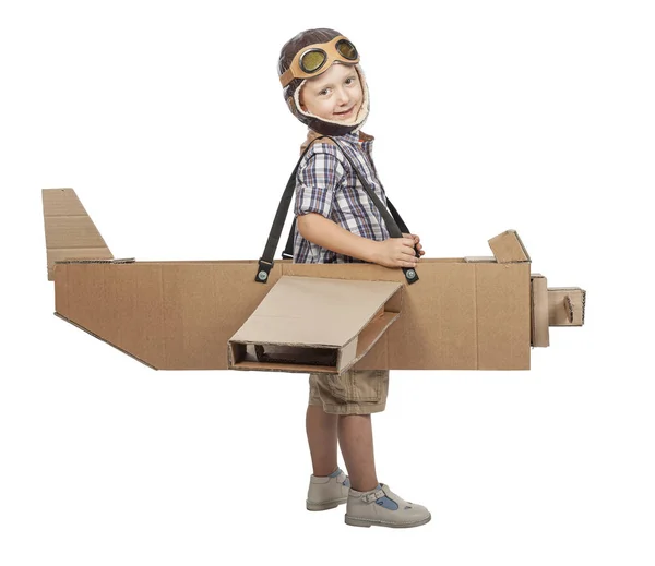 Παιδί με αεροπλάνο από χαρτόνι — Φωτογραφία Αρχείου