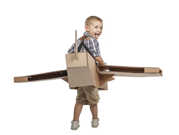 Kind met kartonnen vliegtuig — Stockfoto