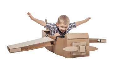 Çocuk karton uçak ile