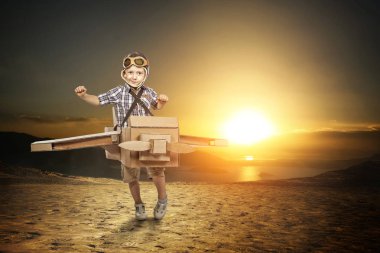 gün batımında küçük pilot