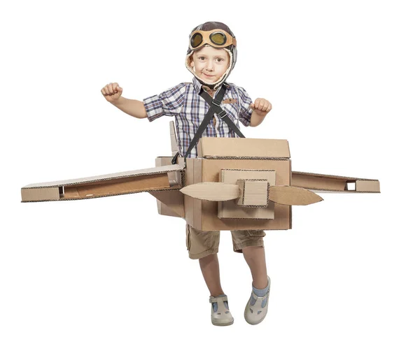 Enfant avec avion en carton — Photo