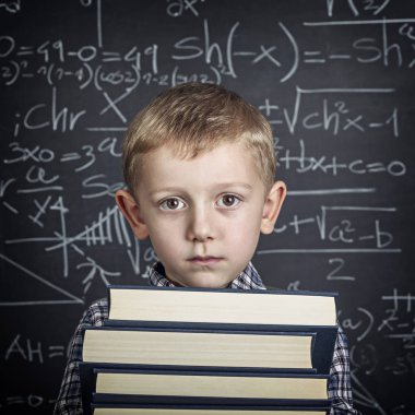 okul çocuk ve yazı tahtası