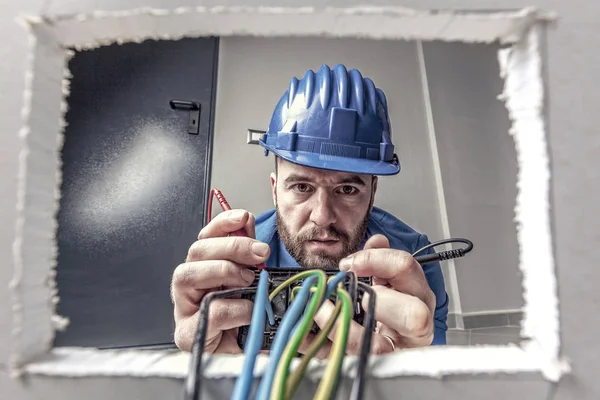 Elektriker på jobbet — Stockfoto