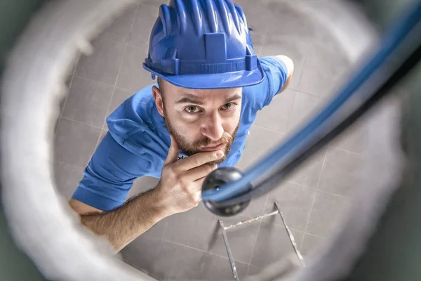 Elektriker på jobbet — Stockfoto