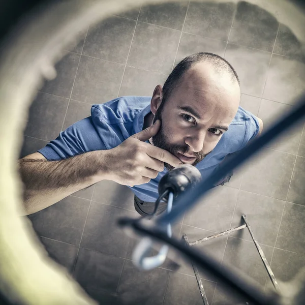 Elektriker på jobbet — Stockfoto