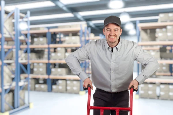 Levering man in magazijn — Stockfoto