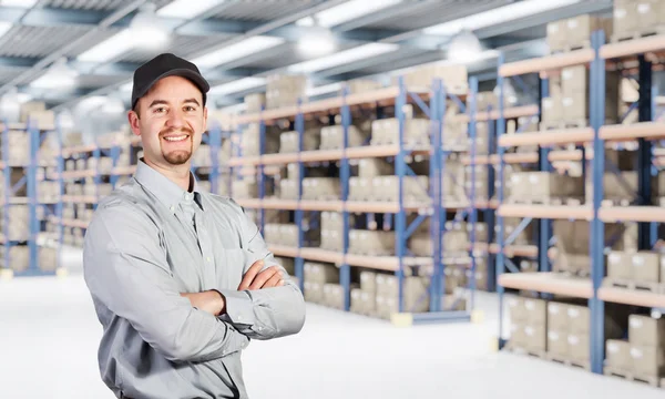 Trabalhador sorridente em armazém — Fotografia de Stock