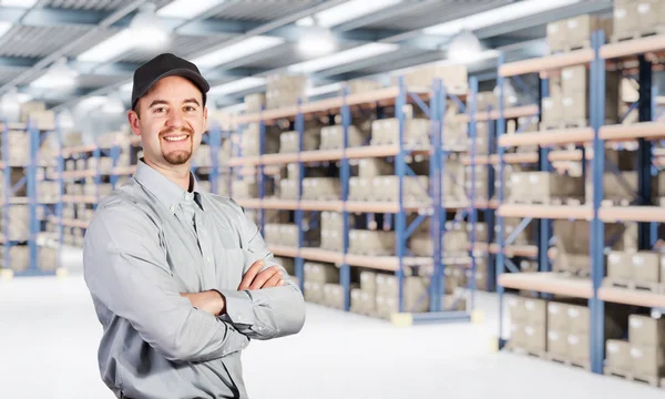 Sonriente trabajador en almacén — Foto de Stock