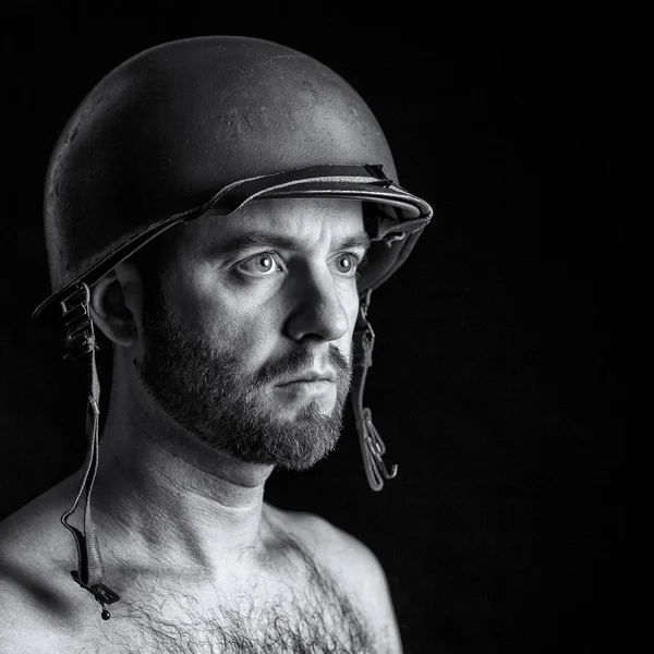 Retrato de soldado en negro — Foto de Stock