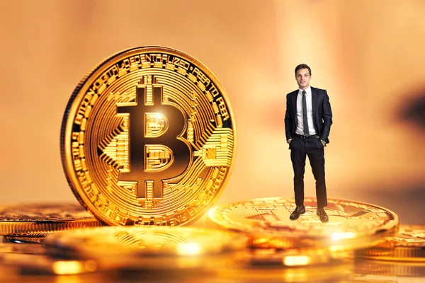 골든 bitcoin 동전과 남자 — 스톡 사진