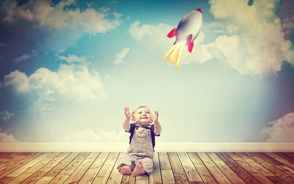Dítě a raketa toy — Stock fotografie
