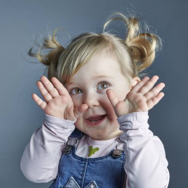 eğlenceli çocuk portresi 