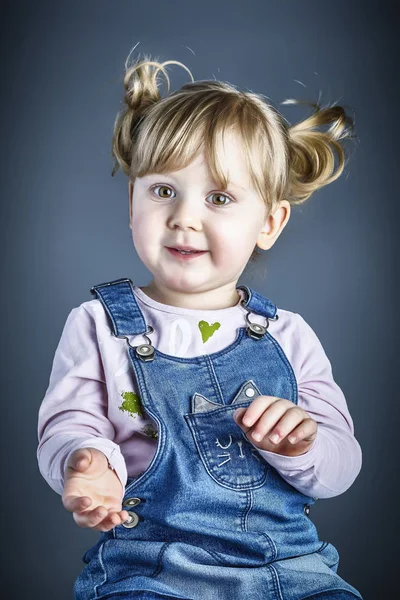 Retrato de estúdio infantil — Fotografia de Stock