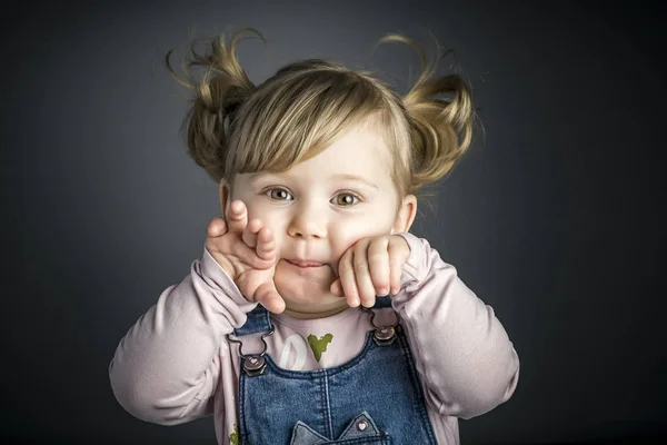 Vrouwelijke kind portret — Stockfoto