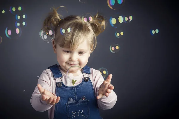 Kind en bubbels — Stockfoto