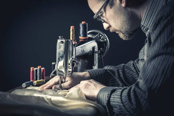 Sewing machine worker — Stock Photo, Image