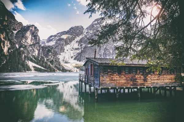 Jezero braies částečné zmrazení — Stock fotografie