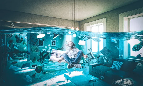Sala de estar inundada de objetos flotantes y el hombre con el pelo largo —  Fotos de Stock