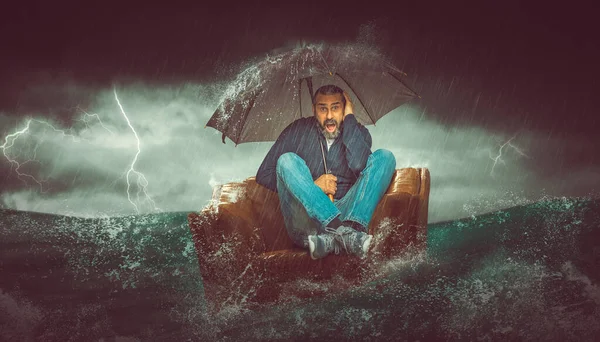 Бородатый мужчина сидит на кресле посреди моря . — стоковое фото