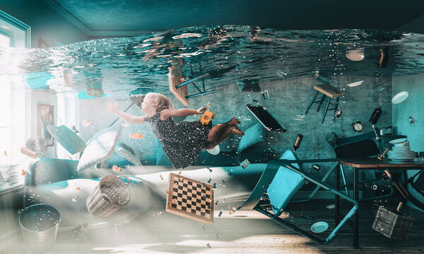 изображение маленькой девочки, плавающей в воде
 