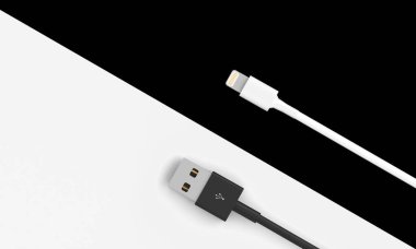 İki renkli arkaplanda beyaz ve siyah usb kablosu 